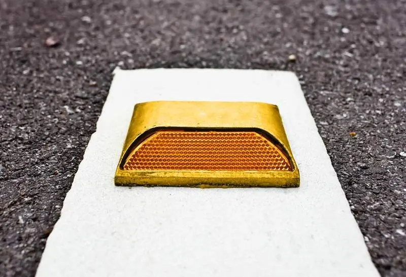 Tachas reflectantes y segregadores viales